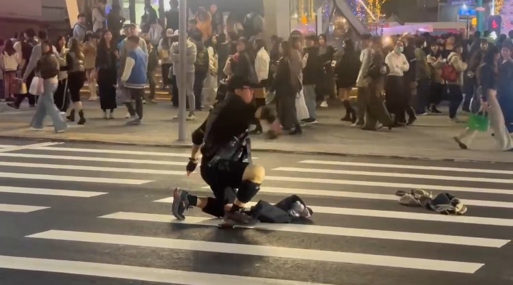 台北車站、台北捷運19日傍晚發生無差別殺人事件,通緝犯張文在馬路上投擲煙霧彈,製造濃煙恐慌。(圖/警方提供)