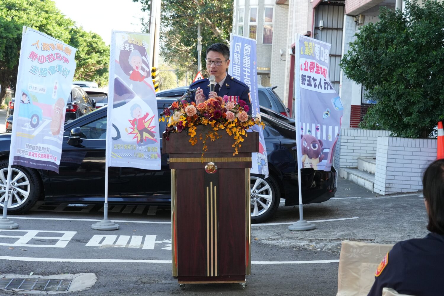 新竹縣政府警察局長林建隆於交通警察隊新湖小隊揭牌典禮中致詞,說明成立專責小隊的制度改革理念,期透過專業分工提升交通事故處理品質,並強化轄區治安能量。(圖/記者張家燁翻攝)