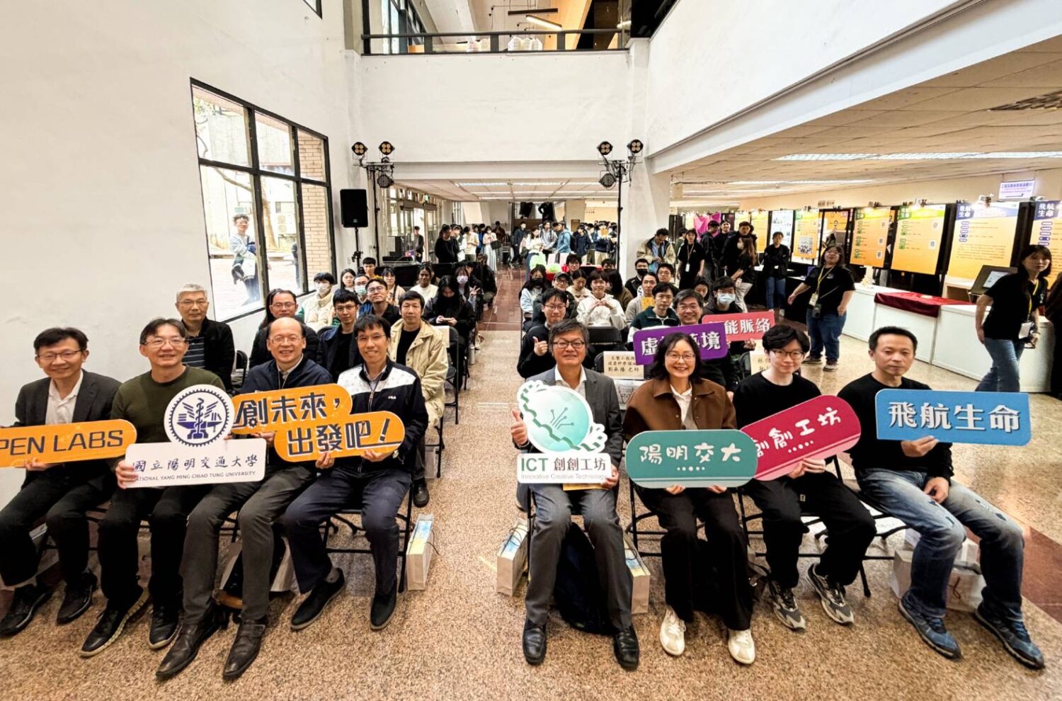 打造「智慧脈絡」、「虛擬藝境」與「飛航生命」三大展區成果,陽明交大師生團隊大合影。(圖/記者黃溎芬翻攝)