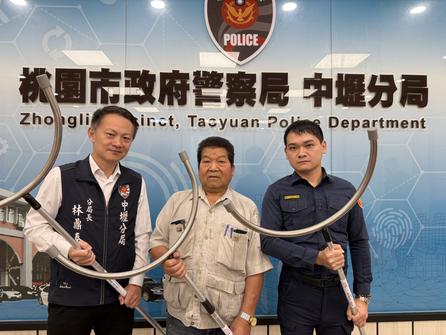 阿秋科技有限公司負責人陳天送先生今(23)日主動致贈10支自行研發之月牙鏟,用實際行動支援警力。(記者翻攝)