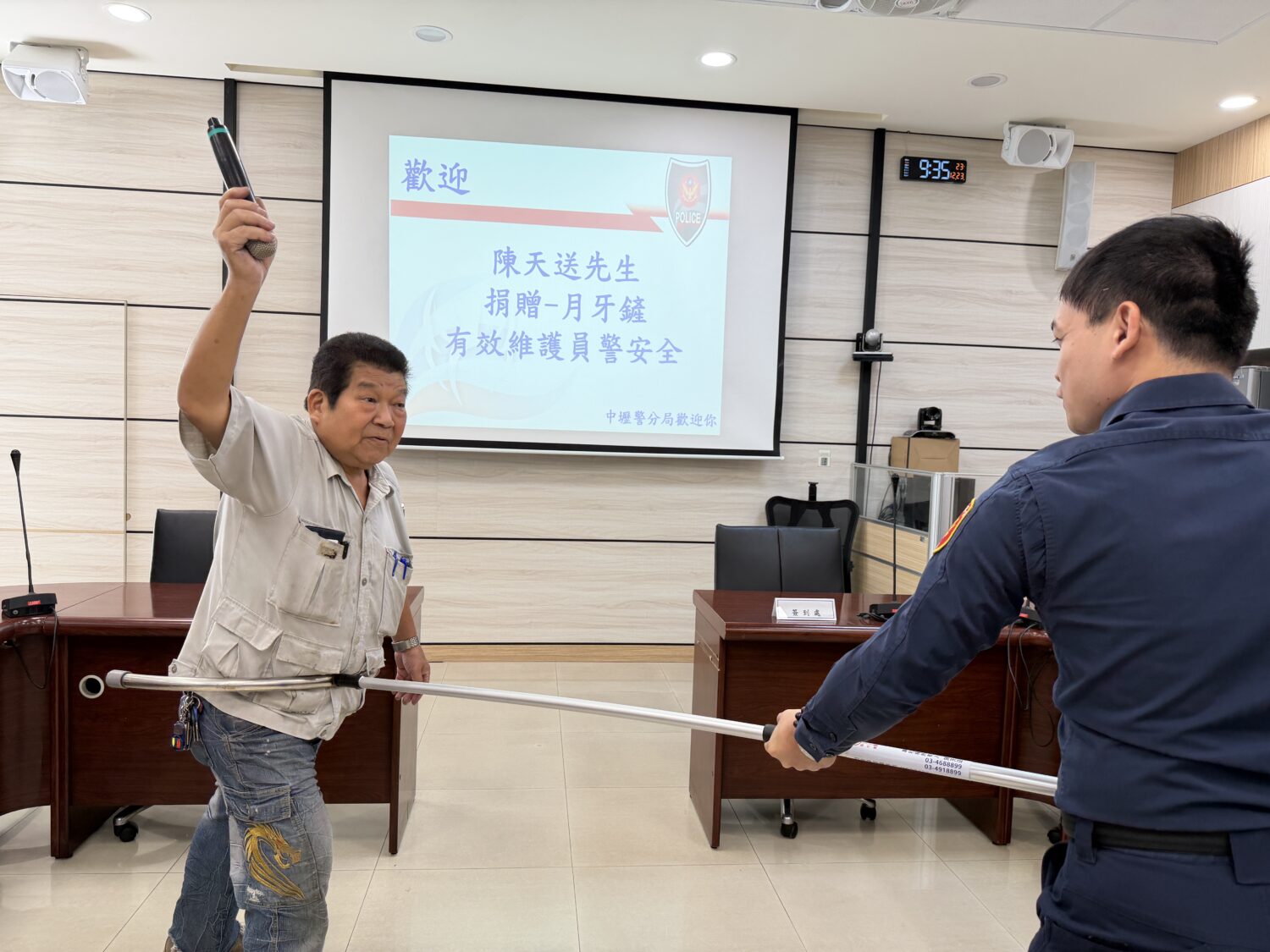 近日發生重大隨機暴力事件,中壢警分局全面升級勤務作為,在重點地區與時段加強巡邏,陳天送先生自製的月牙鏟也成為警力強化得力工具。(記者翻攝)