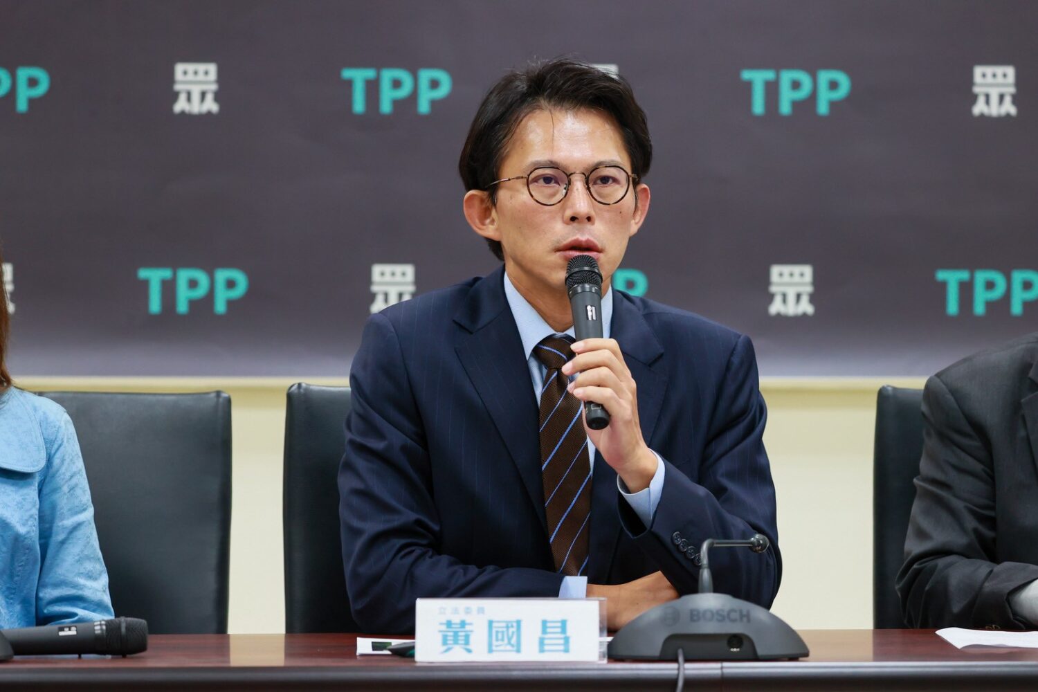 黃國昌指出,憲法法庭未達法定人數卻強行開庭,形同非法組織運作,其中甚至有大法官於意見書中坦承會議未達門檻,卻仍作出判決,重創司法公信力。(圖/民眾黨團)