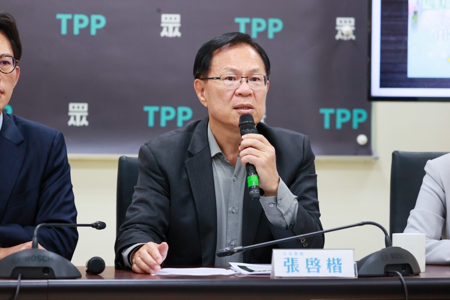 張啓楷表示,無論是公司股東會或社區管委會,人數不足都無法開會,憲法法庭卻由五人強行作成裁定,正當性甚至不如一般民間組織。(圖/民眾黨團)
