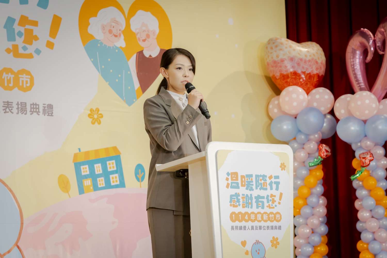 高虹安市長於表揚典禮中致詞,感謝長照服務人員以專業與溫暖,陪伴失智失能者及其家庭,落實在地安老目標。(圖/記者張家燁翻攝)