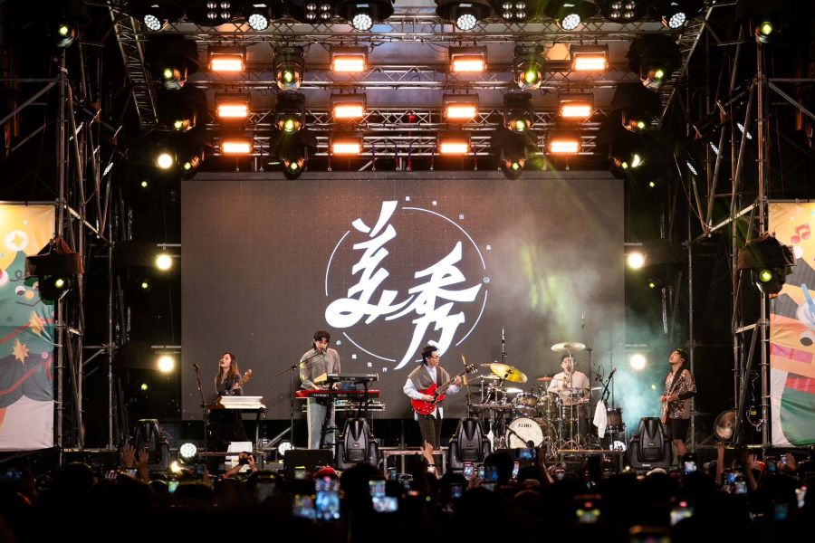 ▲超人氣樂團「美秀集團」開唱,舞台前擠滿等候多時的歌迷,氣氛熱烈。