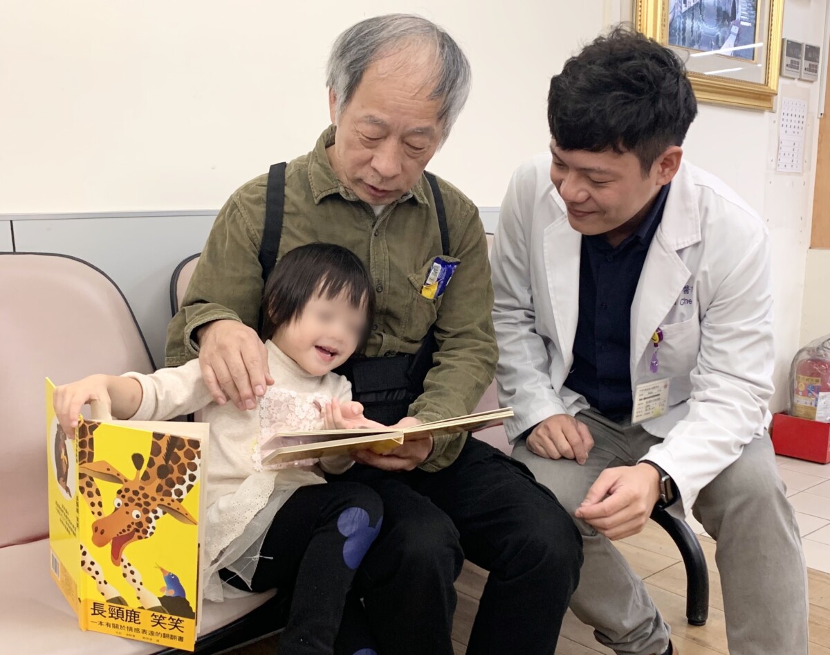 ▲社區一家《閱讀處方箋守護孩童健康發展》計畫,協助弱勢家庭加強幼兒語言互動,掌握關鍵發展期,讓孩子能好好表達。