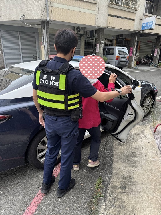 ▲走著走著忘了回家的路,斗六警暖心接力送她回家。(記者劉春生翻攝)
