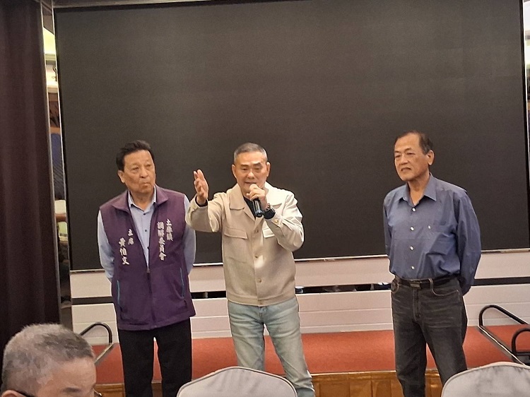▲立委丁學忠(中)致詞肯定卸任站長周智勇(右)、新任站長黃伯文(左)對土庫警友站的服務工作奉獻精神表示肯定予以祝賀。(記者劉春生攝)