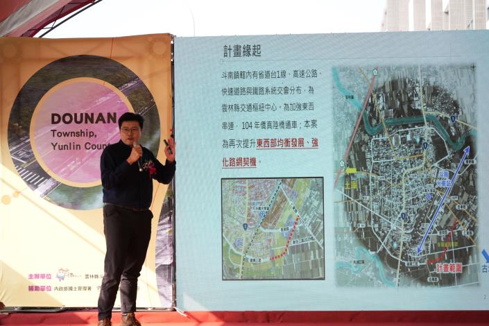 ▲工程顧問公司人員簡報東外環道路新闢工程計畫。(記者劉春生攝)