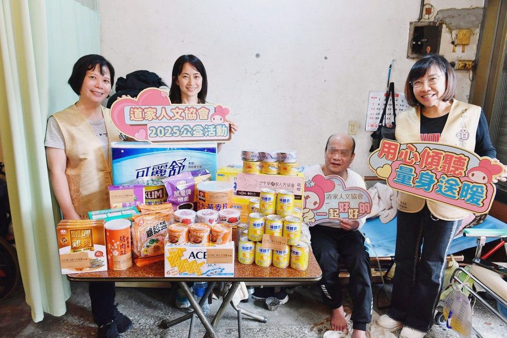 ▲協會志工組副組長倪千惠(右)帶領志工至桃園市,捐贈四戶弱勢家庭疾病營養補充品、小家電及民生用品等各項物資,用愛陪伴家戶迎接新一年的到來。