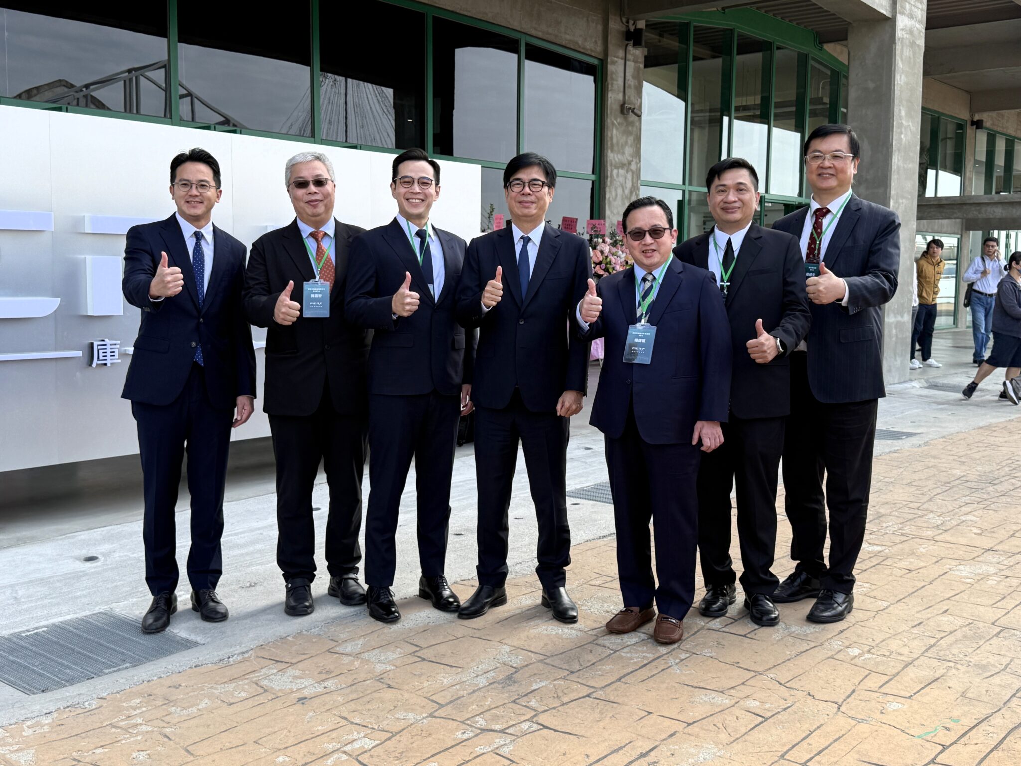 擷發科技董事長楊健盟博士(右三)與高雄市市長陳其邁(左四)於擷發科技高雄亞灣研發中心啟動活動合影。此場域將聚焦 AI 軟體設計平台與產業合作，象徵官產學攜手推動 AI 在地化落地與創新發展