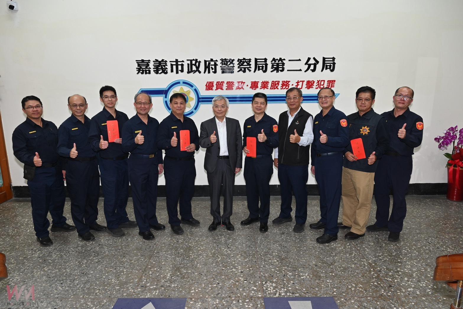 警政署張榮興署長在市警局長陳明志、第二分局長林志弘等人陪同到慰勉二分局員警,同時勉勵員警掌握「報案快、到場快、處置快」三原則,維護社會治安與保障民眾安全。(圖/嘉義市警察局提供)