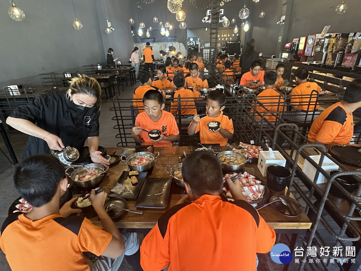 小將們專心用餐,感謝鄉長的關心。(記者扶小萍攝)