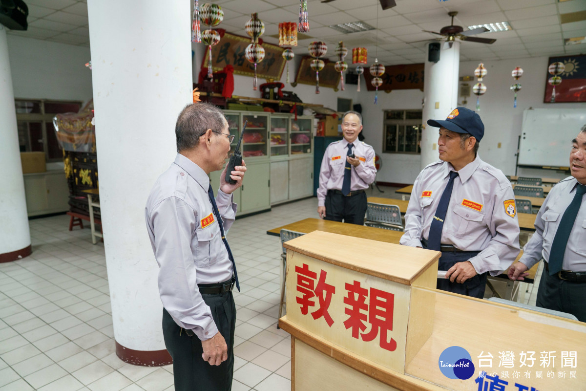 守望相助隊於出勤前落實巡守裝備檢測,確保通訊及防護設備運作正常