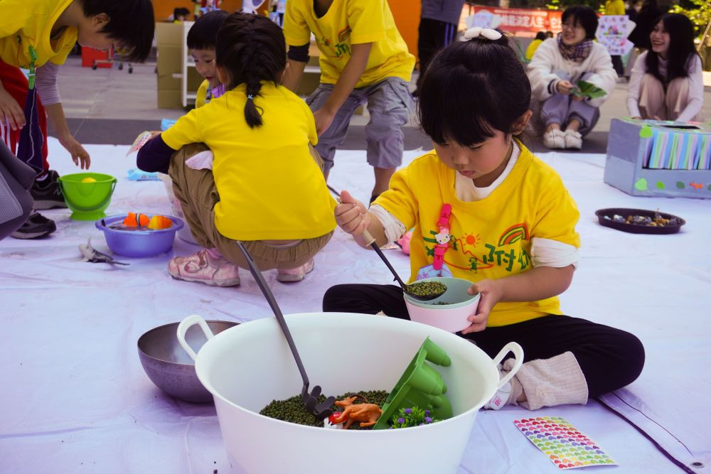 嶺東科大幼保科規劃「七感遊戲」引導幼兒在自由操作中進行感官探索。(圖/嶺東科技大學)