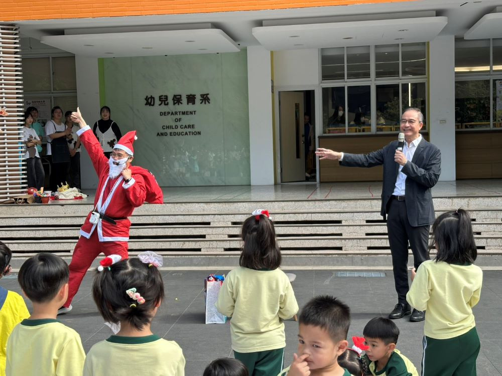 陳仁龍校長(右)與聖誕老人驚喜現身發送小禮物,為活動帶來高潮。(圖/嶺東科技大學)