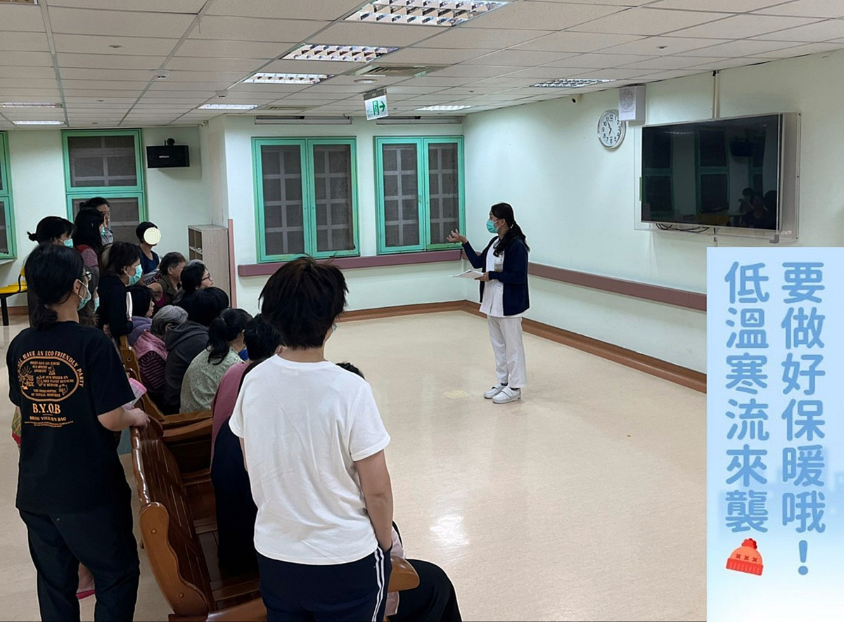 護理師於病房進行暖心防護衛教。(桃療提供）