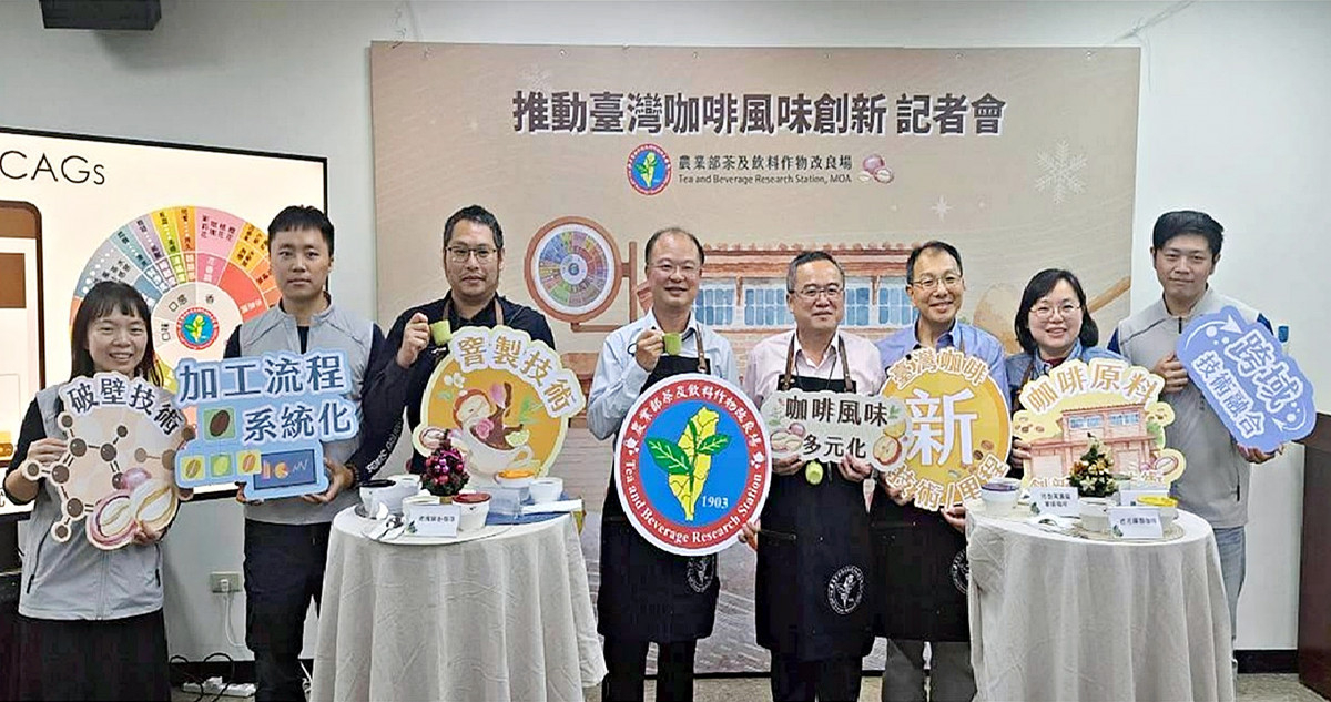 蘇宗振場長率領茶改場研發團隊大合照