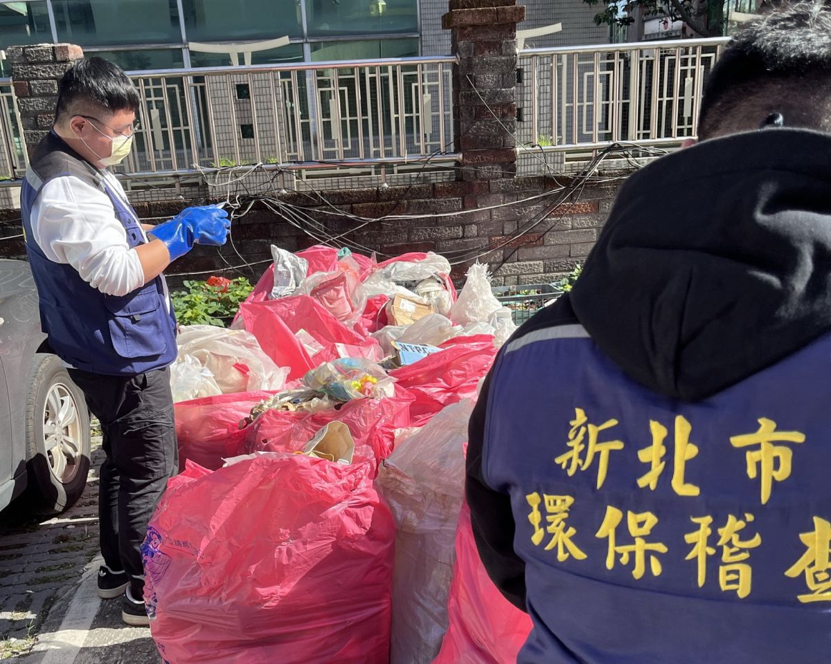 圖/環保局稽查人員執行破袋稽查,確認廢棄物的來源及可疑對象。(新北市政府環保局提供)