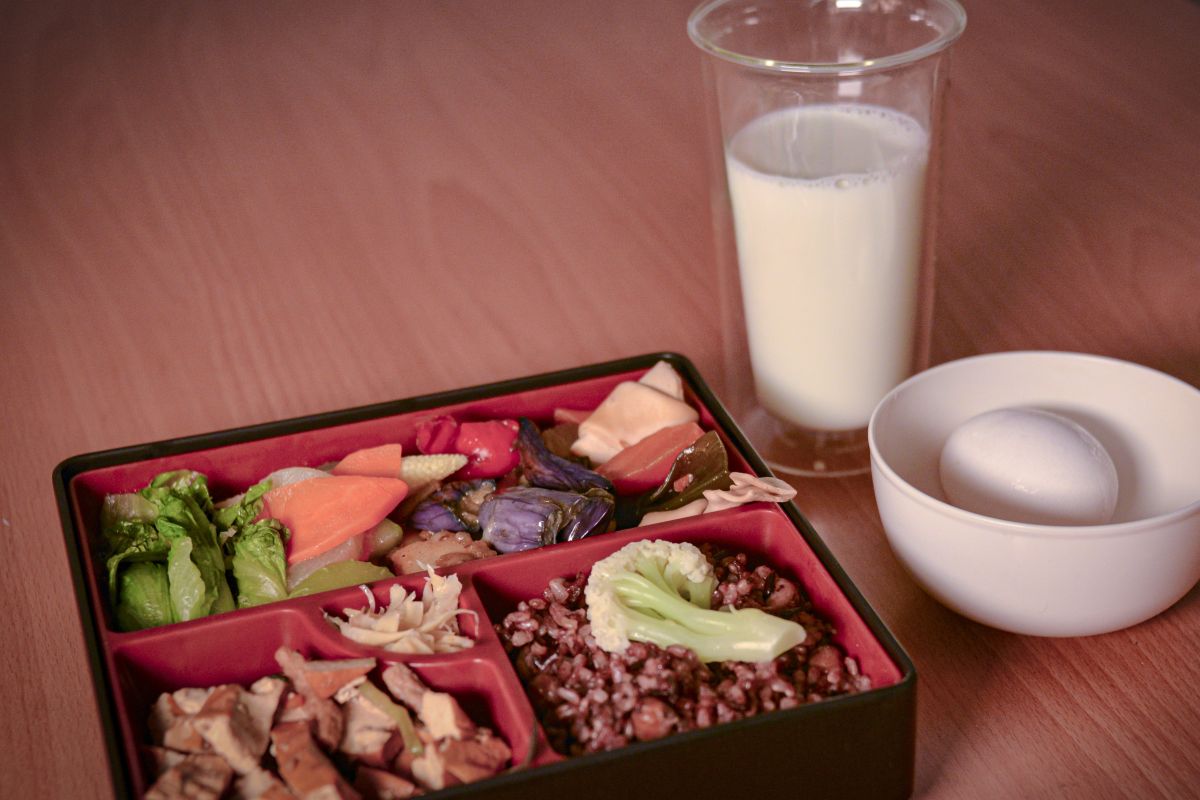 圖/維生素營養攝取均衡很重要,奶蛋素食者每日可透過1-2杯牛奶及一顆雞蛋達攝取量,全素食者或年長者或孕、哺乳婦者,以補充劑為較理想的來源。(台北慈濟醫院提供)