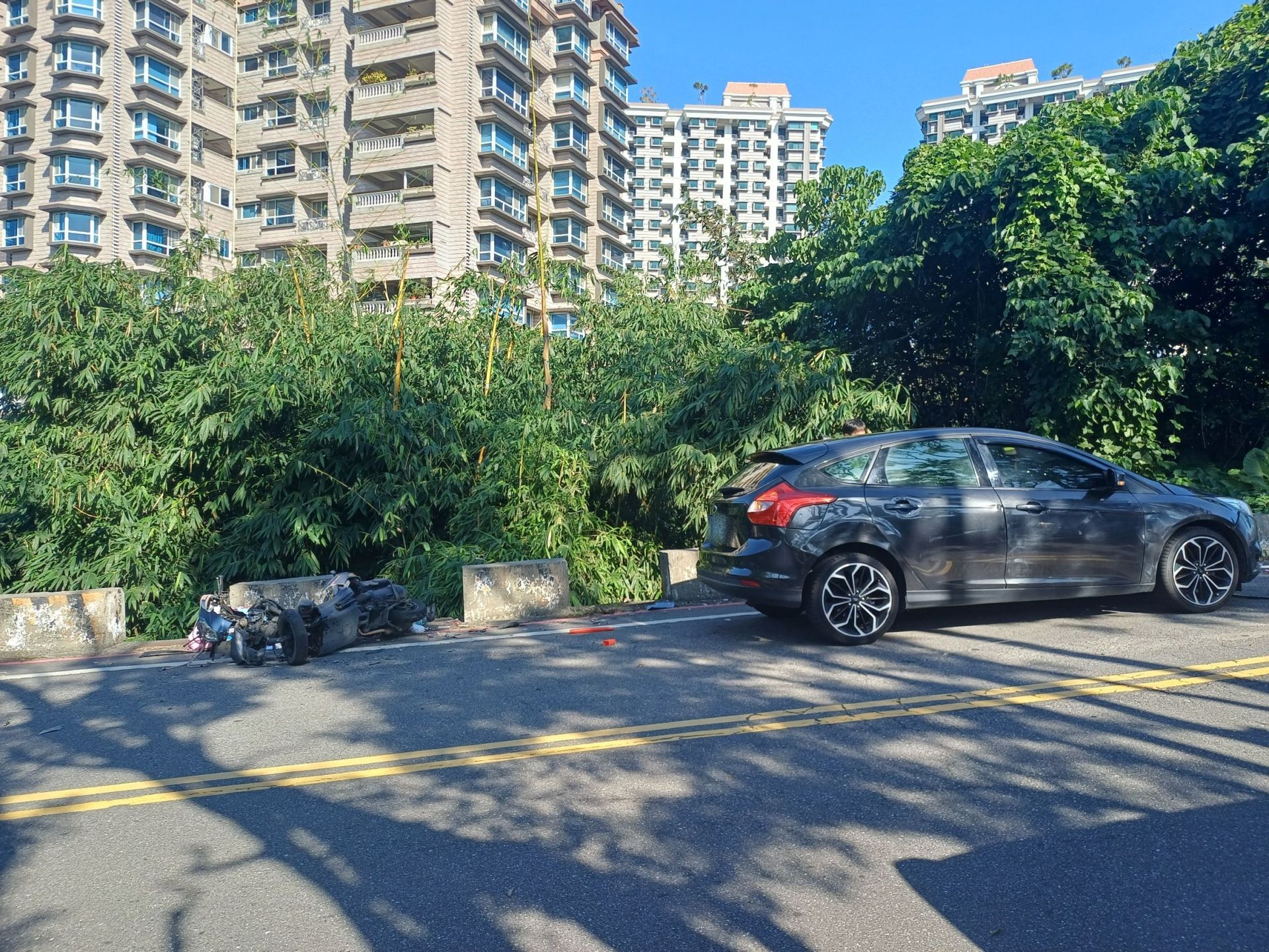 38歲吳姓女子駕車行經該路段時，不明原因突然跨越雙黃線逆向駛入對向車道，正面撞擊迎面而來的機車