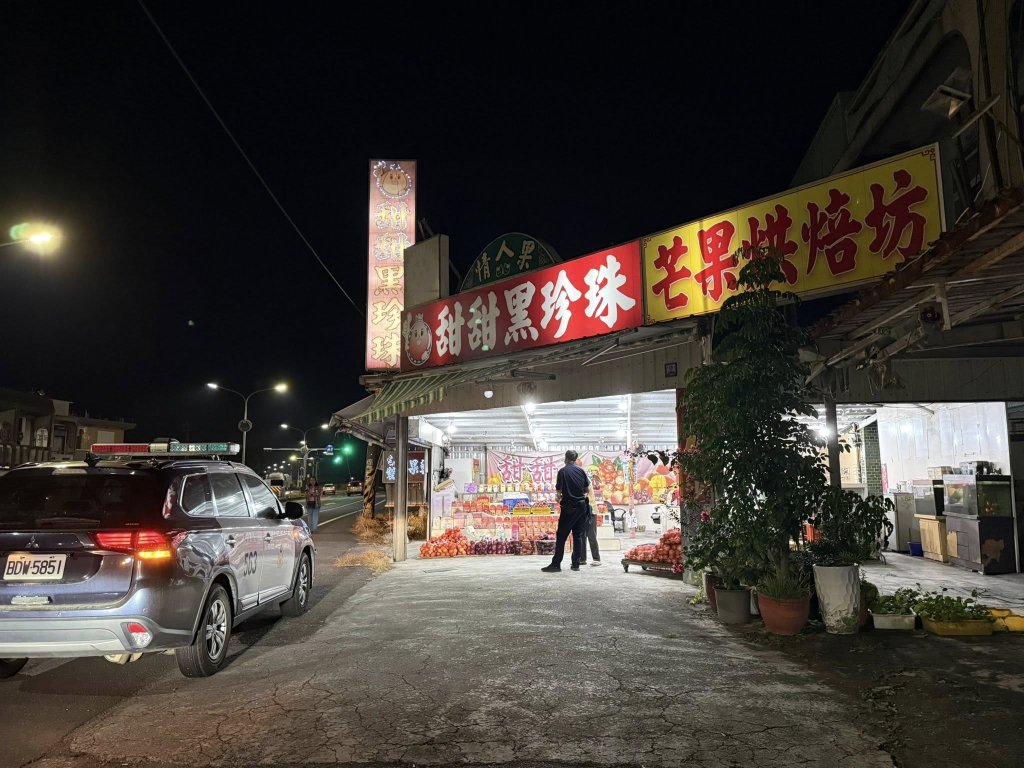 枋山水果攤買2斤被凹加購!民眾拒買後老闆暴怒拿蓮霧砸車 警到場處理