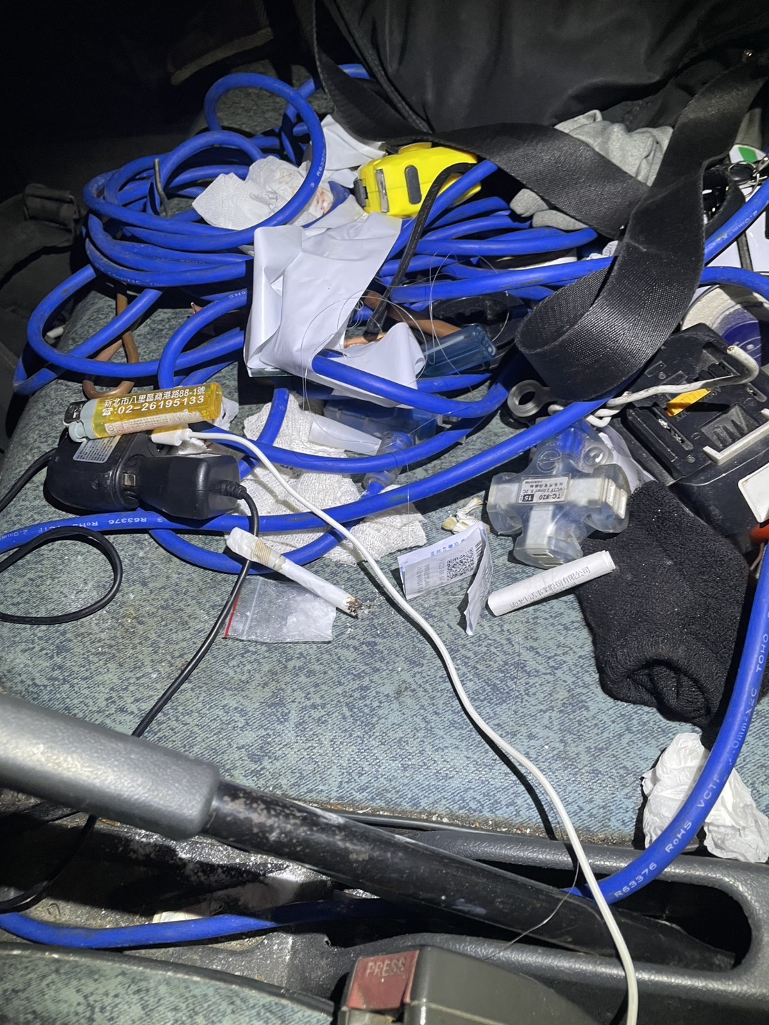 員警發現貨車排檔桿凹槽處布滿可疑粉末,隨後又在副駕駛座上搜出1包第三級毒品K他命,總毛重共計2.31公克。