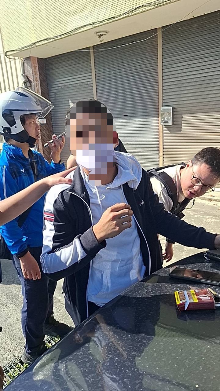 警方於神岡區一帶查獲涉案嫌犯,並當場將其控制帶返駐地釐清案情。