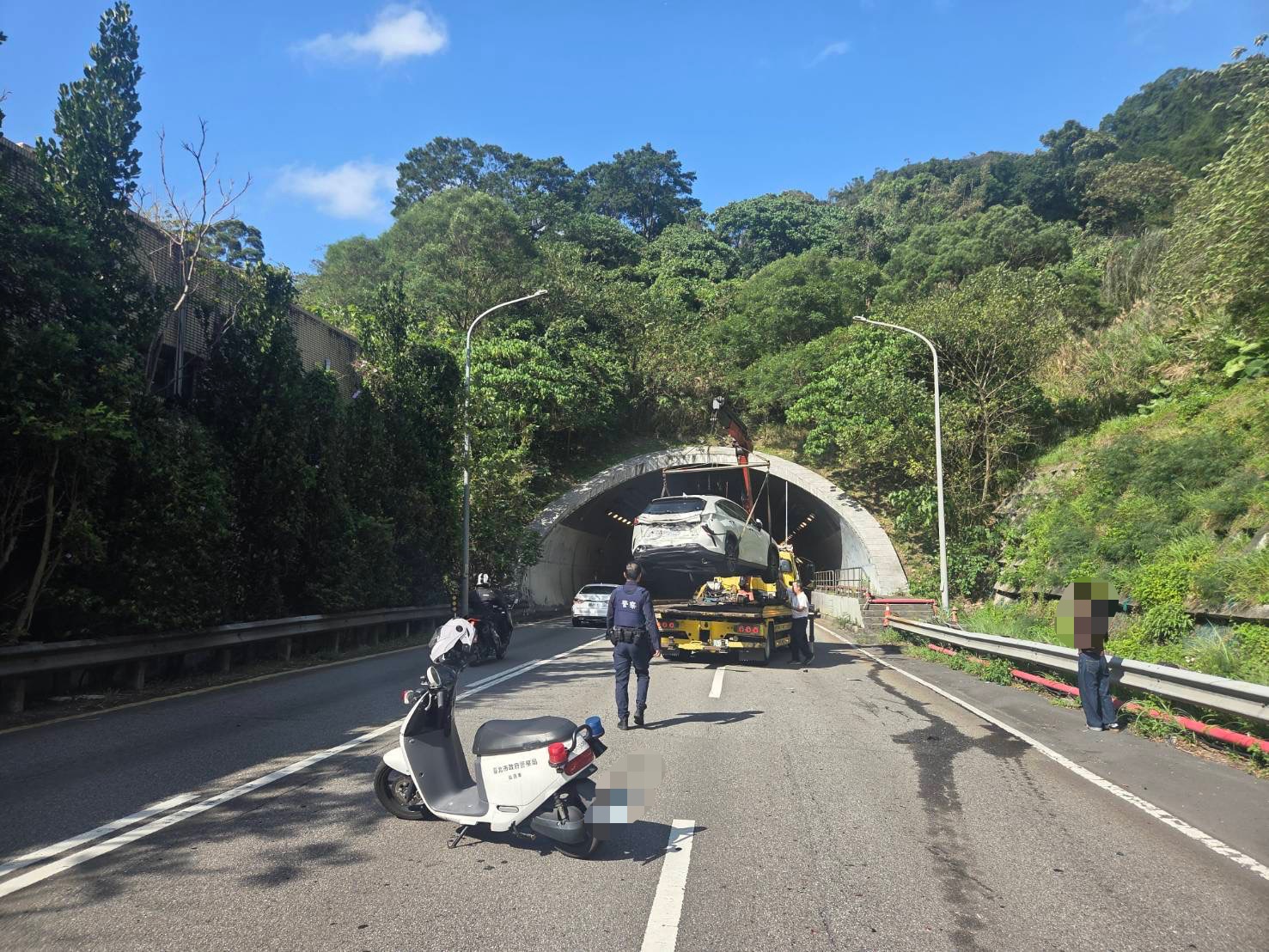 台北市信義快速道路今(24)日上午發生連環撞交通事故。