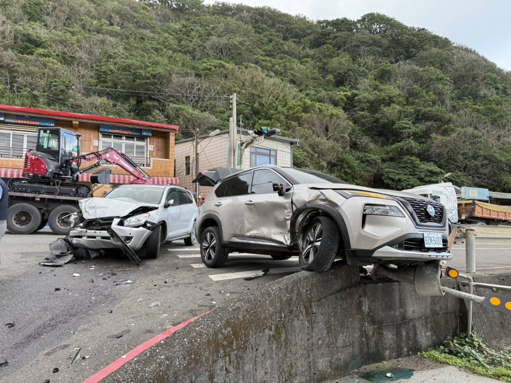 貢寮龍洞街口驚險對撞!1車噴飛騎上護欄險墜邊坡