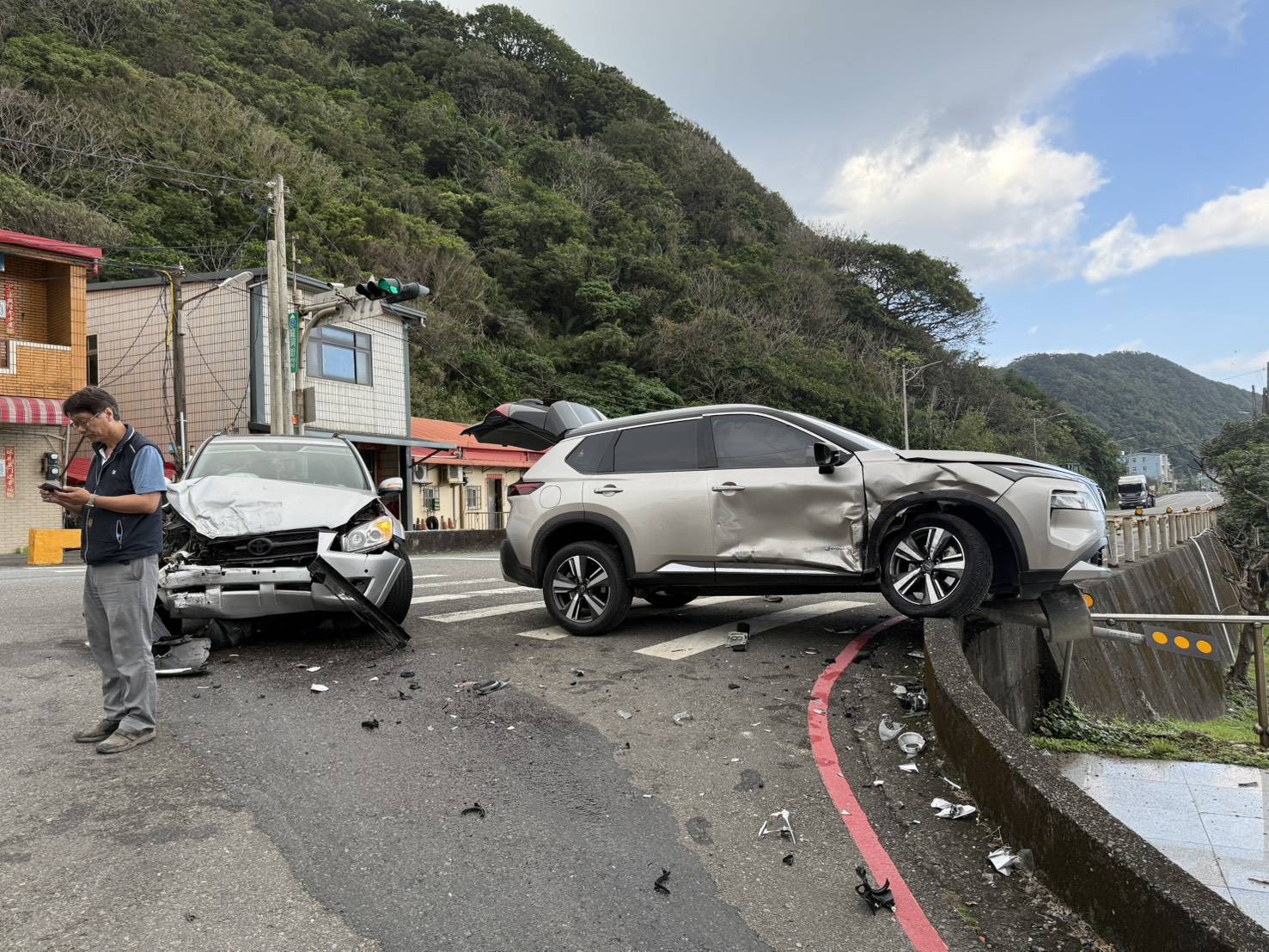 新北市貢寮區台2線龍洞街口,今(24)日下午13時許發生1起對撞車禍。