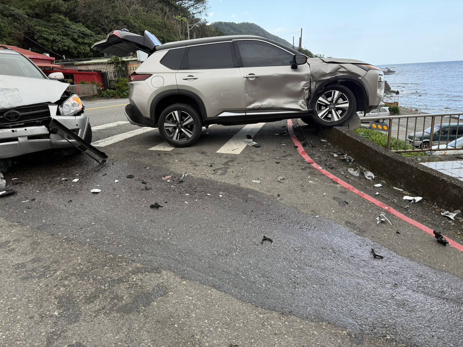 新北市貢寮區台2線龍洞街口,今(24)日下午13時許發生1起對撞車禍。