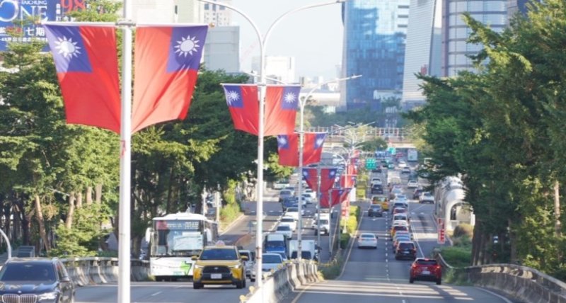 迎接2026新年序幕！台中國旗旗海齊揚 行憲紀念日、元旦雙節同慶　城市風貌煥然一新