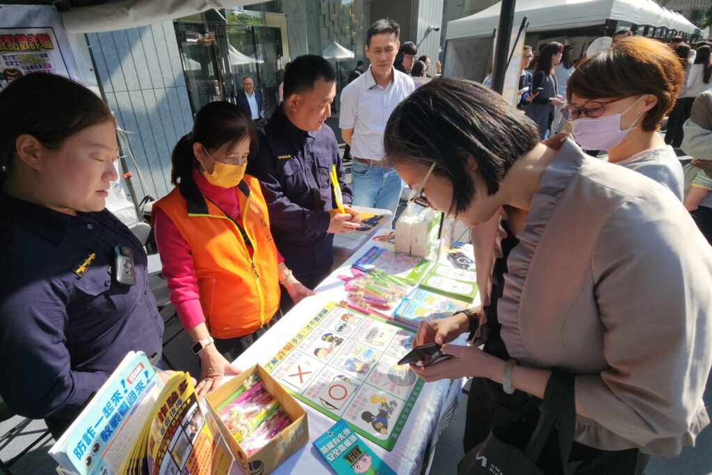 松山分局結合凱基金控 防詐宣導提醒交換禮物慎防假賣家 35 MEITU 20251224 093138602