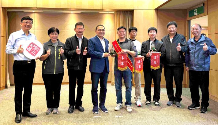 新北茶農讚! 包攬製茶獎項累計13座冠軍蟬聯全國第一 31 《圖說》坪林區茶農吳永春、吳權芳、吳仁智組隊參與「全國機採茶菁技術競賽」,憑藉經驗與合作默契榮獲亞軍獎項。〈農業局提供〉