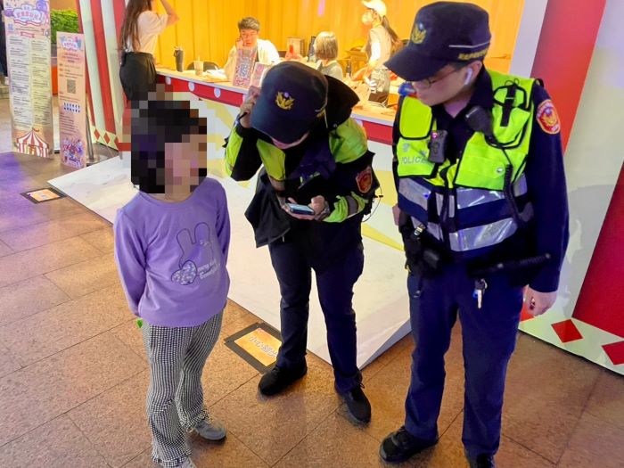 歡樂耶誕城太嗨 海山警迄今助8名迷失兒童團聚 28 《圖說》海山警於歡樂耶誕城人潮絡繹不絕,活動期間至今,海山警協助尋獲8名迷失兒童由家人帶回。〈海山分局提供〉