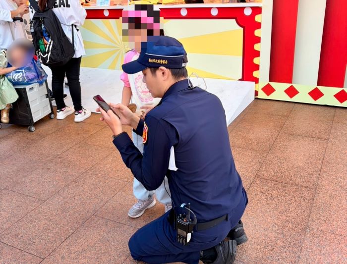 歡樂耶誕城太嗨 海山警迄今助8名迷失兒童團聚 29 《圖說》海山警關注孩童安全,積極協助走散兒童尋找家人。〈海山分局提供〉