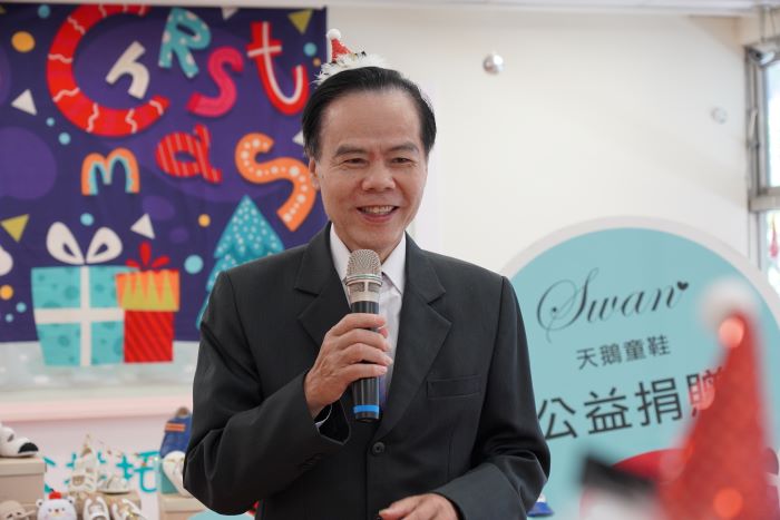 民代當「媒人」 美萬新企業連5年捐新北童鞋 32 《圖說》美萬新企業總經理王秋鴻分享,希望捐贈自家產品給公托孩子當聖誕禮物,讓孩子們穿著快樂長大。〈社會局提供〉