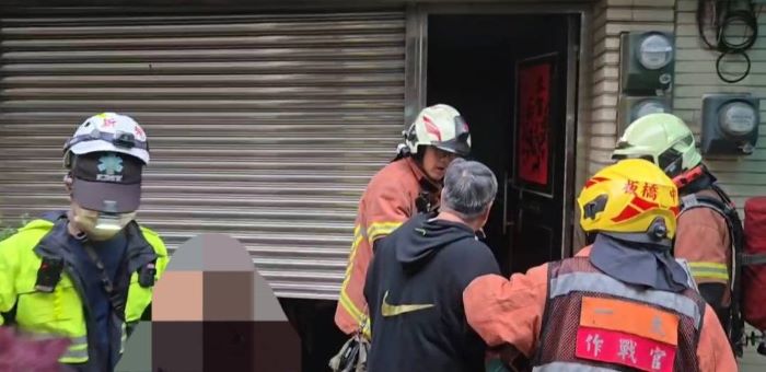 電動按摩椅充電釀火災 新北消籲居家用電多防範 27 《圖說》板橋區國泰街某公寓電動按摩椅充電釀火災,住戶表示客廳的按摩椅剛插電使用完後就外出運動,沒想到會起火釀災。〈第一大隊提供〉