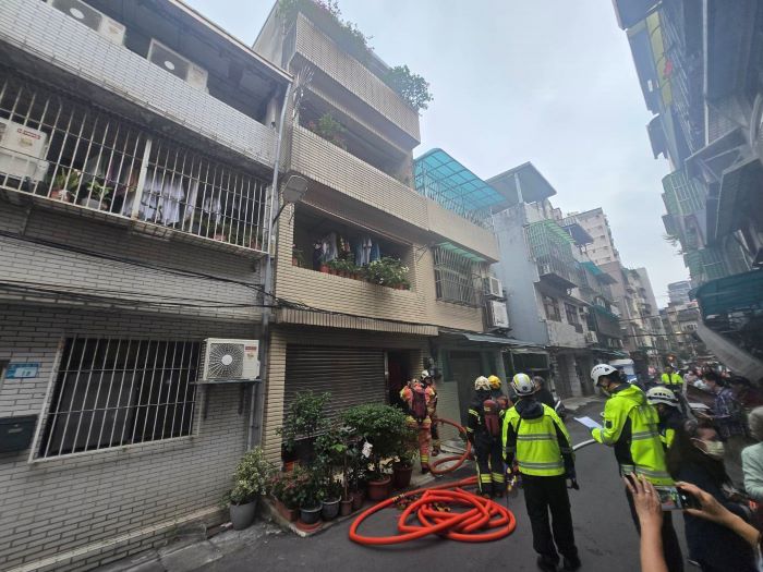 電動按摩椅充電釀火災 新北消籲居家用電多防範 28 《圖說》火災現場灌救情形。〈第一大隊提供〉