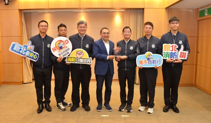《圖說》消防局長陳崇岳〈右三〉今日於市政會議中，將此份榮耀成果獻給侯友宜市長，感謝市長長期以來對消防專業發展的高度重視。〈消防局提供〉