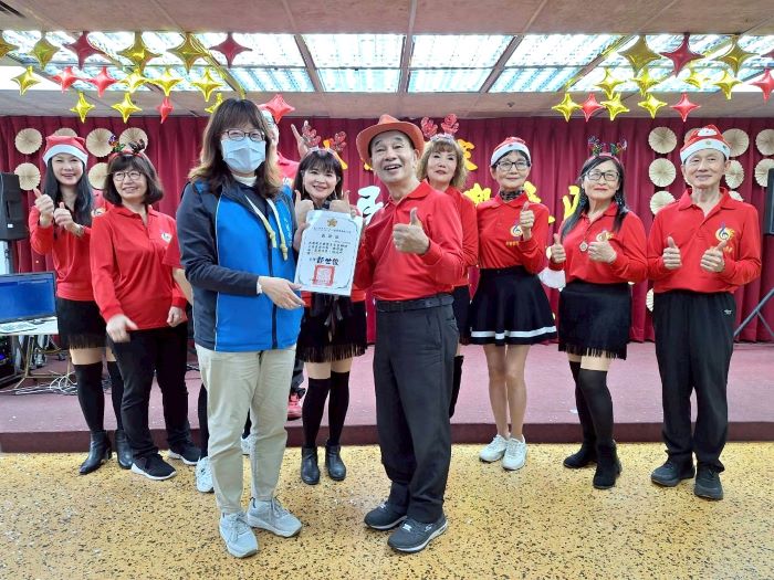快樂歌手樂團熱情演出 八德榮家迎來豐盛藝文饗宴 30 《圖說》八德榮家致贈快樂歌手樂團公益表演團隊感謝狀。〈八德榮家提供〉