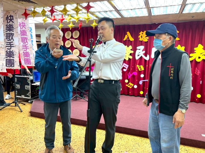 快樂歌手樂團熱情演出 八德榮家迎來豐盛藝文饗宴 32 《圖說》慰勞榮民同樂表演。〈八德榮家提供〉