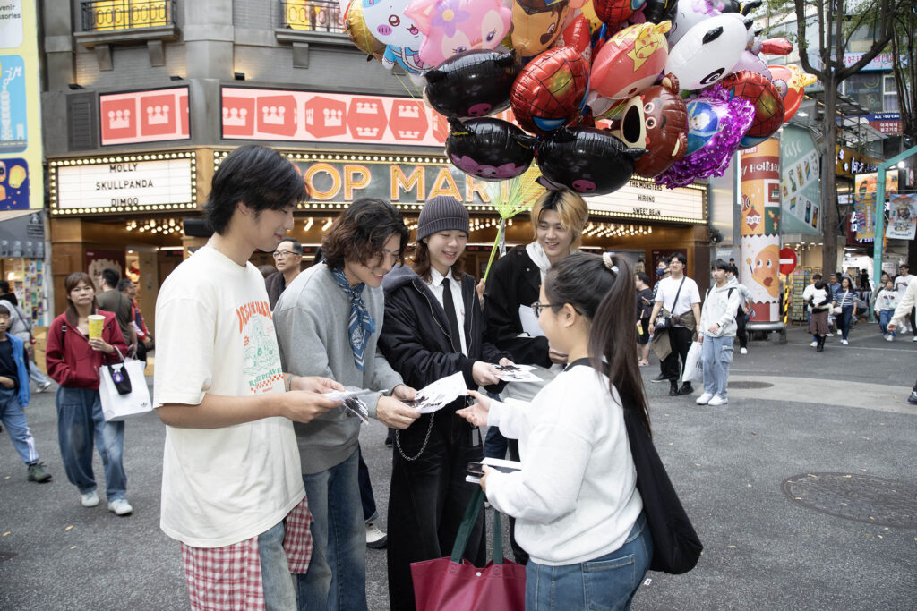「新人之最」PALLAS稱霸跨年!〈下天堂〉6天17萬點閱 師奶包圍搶簽合照 38 %E6%BC%A2%E5%A0%A1FAMA%E5%A4%A7%E5%AF%B6%E5%B0%8F%E8%91%B5