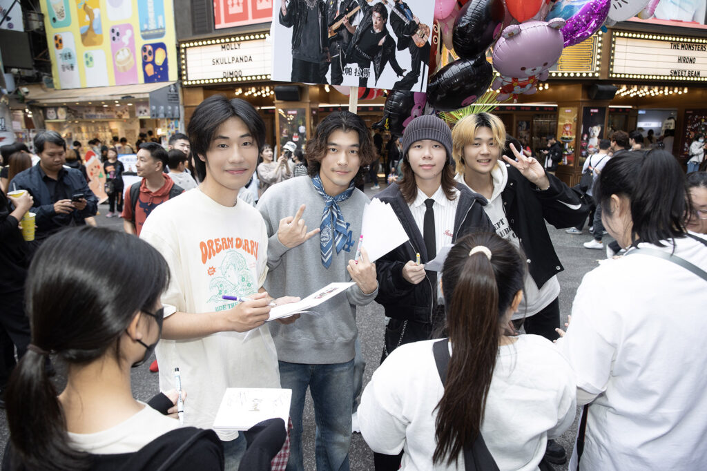 「新人之最」PALLAS稱霸跨年!〈下天堂〉6天17萬點閱 師奶包圍搶簽合照 39 %E6%BC%A2%E5%A0%A1FAMA%E5%A4%A7%E5%AF%B6.%E5%B0%8F%E8%91%B5
