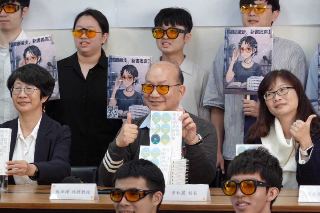 白內障迅速年輕化!清大教授周卓煇新書解析光與眼睛健康真相 50 114122411