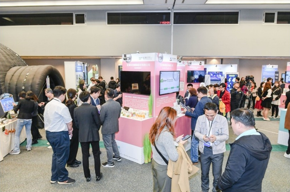 AI與5G應用 協助中小企業數位轉型及創新 37 02AI%E8%88%875G%E6%87%89%E7%94%A8%E5%8D%94%E5%8A%A9%E4%B8%AD%E5%B0%8F%E4%BC%81%E6%A5%AD%E6%95%B8%E4%BD%8D%E8%BD%89%E5%9E%8B%E5%8F%8A%E5%89%B5%E6%96%B0