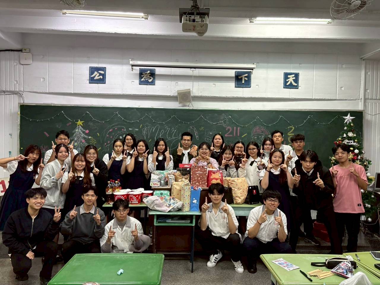 聖誕歲末聯歡溫馨登場 三信家商師生家長共譜青春回憶