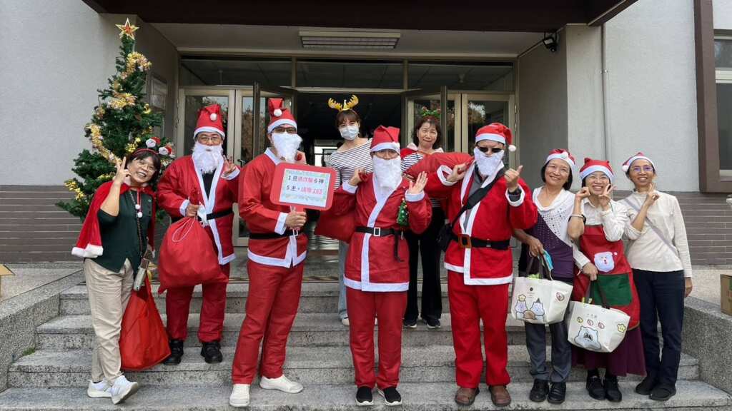 ▲彰化榮家家主任蘇再勝偕同各組室同仁化身「廉潔耶誕大使」，在發送精美耶誕禮物之餘，也將防詐知識送入長輩心中。（圖／彰化榮家提供）