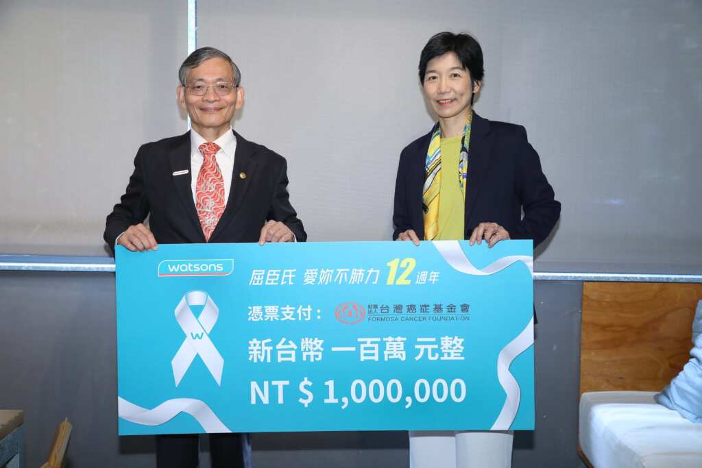▲「愛妳不肺力」公益計畫邁入第12年,台灣屈臣氏董事總經理黃艾知(右)出席餐敘,再次捐贈新台幣100萬元,由台灣癌症基金會董事兼國策顧問簡文仁(左)代表受贈